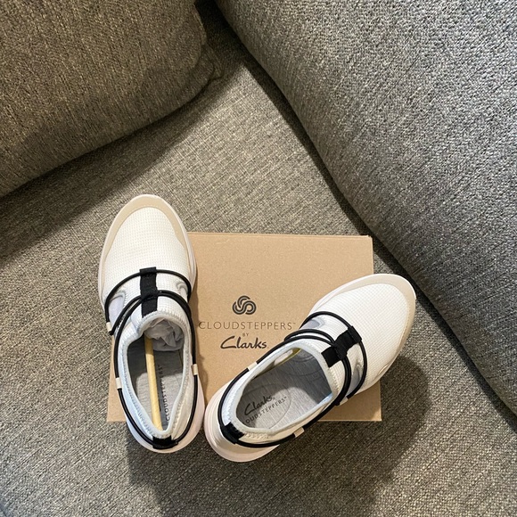 Clarks Cloudsteppers - US7 - NWT - Picture 2 of 5